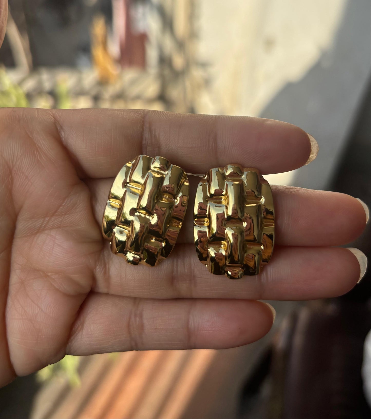Antitarnish studs